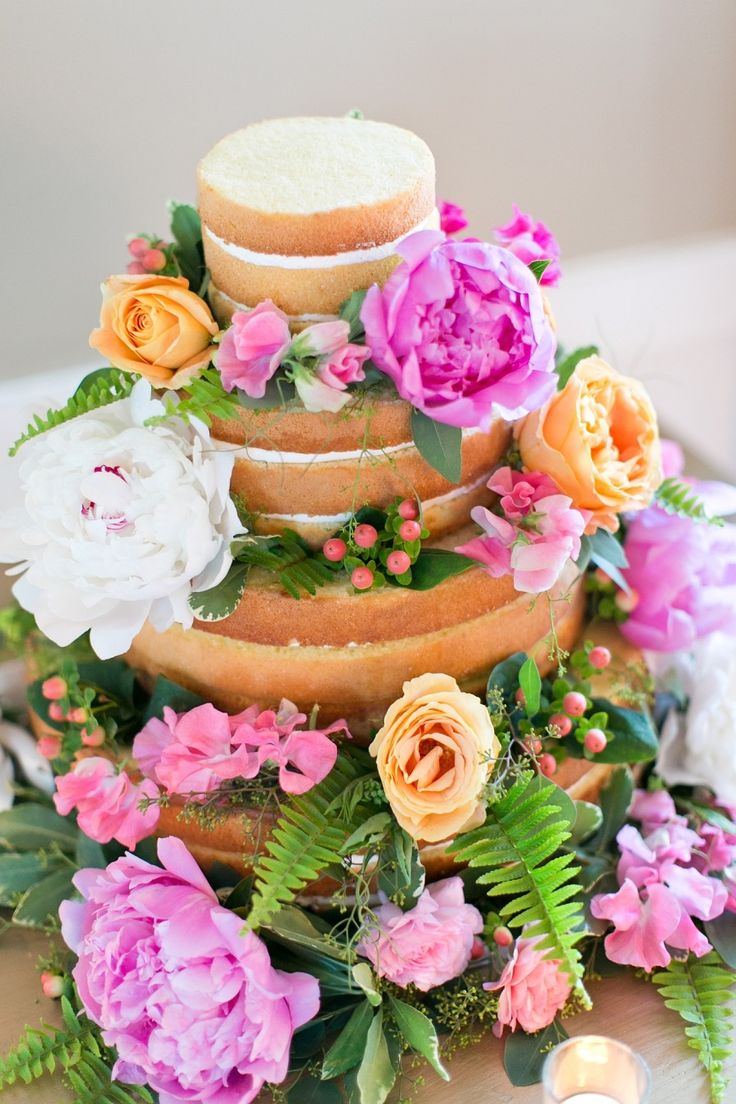 Perfect wedding cake for Summer Weddings