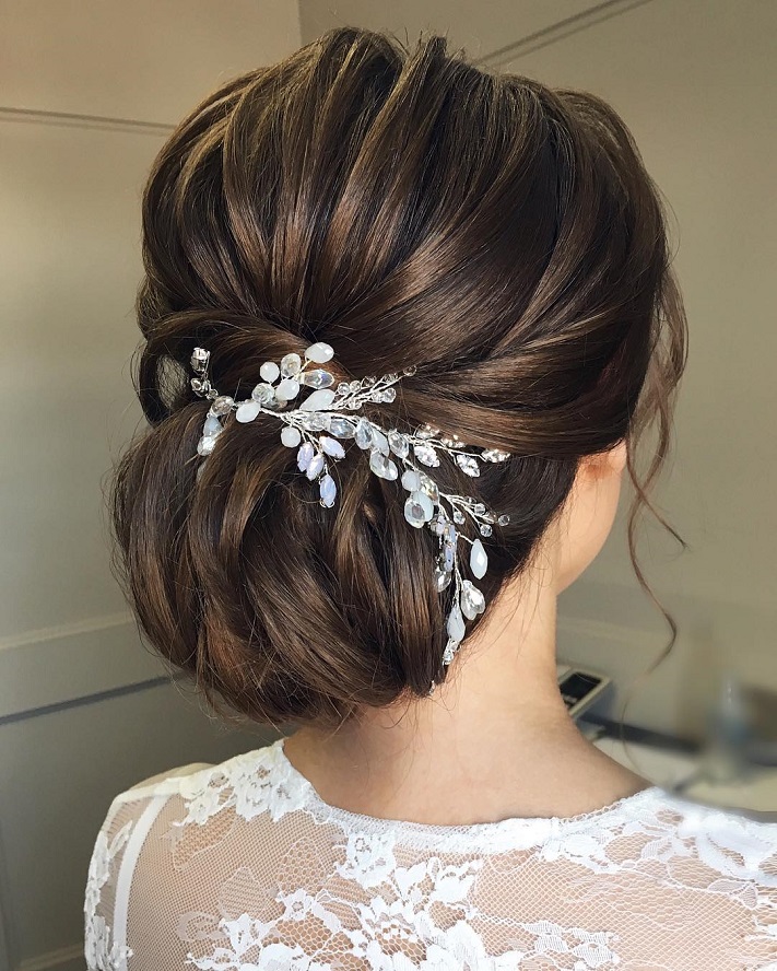 messy bun hairstyle with trick  juda hairstyle for gown lehnga wedding   updo hairstyle  juda   Hairstyles juda Hairstyles for gowns Messy  bun hairstyles