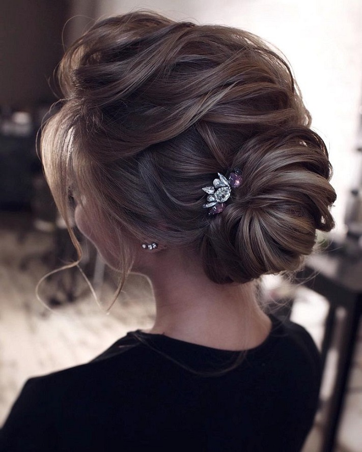 Beautiful wedding updo hairstyle ,messy updo wedding hairstyles ,chignon , messy updo hairstyles ,bridal updo #wedding #weddinghair #weddinghairstyles #hairstyleideas #updo #promhairstyle