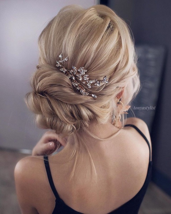 Beautiful wedding updo hairstyle ,messy updo wedding hairstyles ,chignon , messy updo hairstyles ,bridal updo #wedding #weddinghair #weddinghairstyles #hairstyleideas #updo #promhairstyle