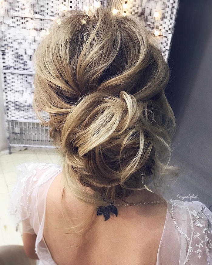 Textured updo, updo wedding hairstyles,updo hairstyles,messy updos #weddinghair #wedding #hairstyles #updowedding #weddinghairstyles