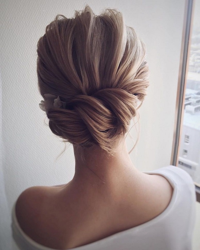 Textured wedding updo hairstyle ,messy updo wedding hairstyles ,chignon , messy updo hairstyles ,bridal updo #wedding #weddinghair #weddinghairstyles #hairstyles #updo #promhairstyle