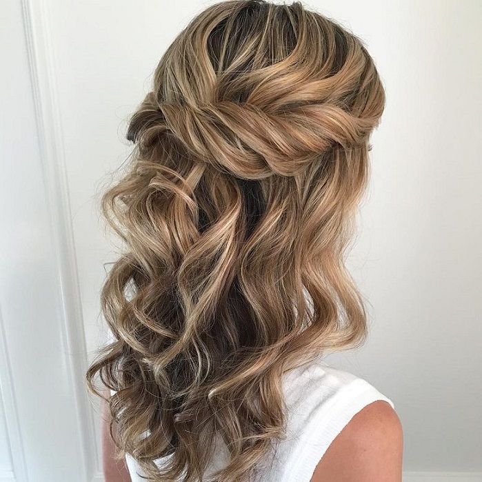 Partial updo bridal hairstyle - Half up half down wedding hairstyles #weddinghair #bridalhair #weddinghairideas #bride #weddinghairstyles #updo #partialupdo #hairstyles