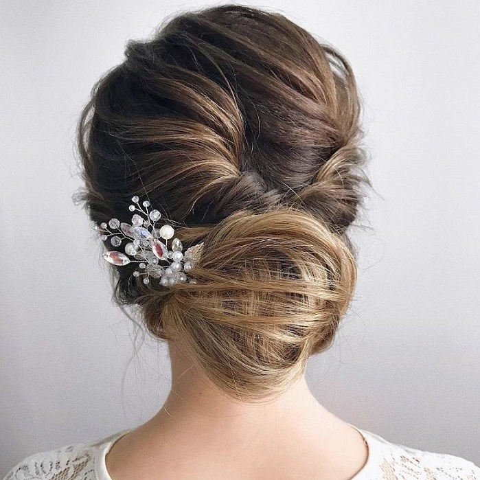 Gorgeous updo ideas ,bridal updo hairstyle, wedding hairstyles ,messy updo hairstyle ideas #hairstyle #updo #updohair #bridehair