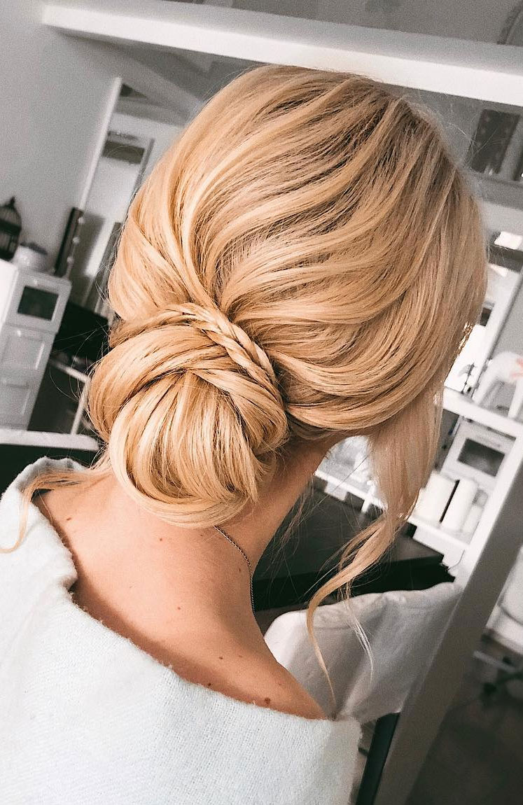 Gorgeous wedding updo hairstyles perfect for ceremony and reception - Messy updo bridal hairstyle for rustic wedding,wedding hairstyles #weddinghair #hairstyles #updo #bridalhair #promhairstyle #texturedupdo #messyupdo