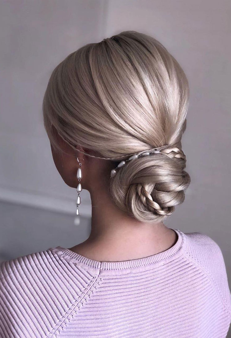 Gorgeous wedding updo hairstyles perfect for ceremony and reception - updo bridal hairstyle for any wedding,wedding hairstyles #weddinghair #hairstyles #updo #bridalhair #promhairstyle #texturedupdo #messyupdo