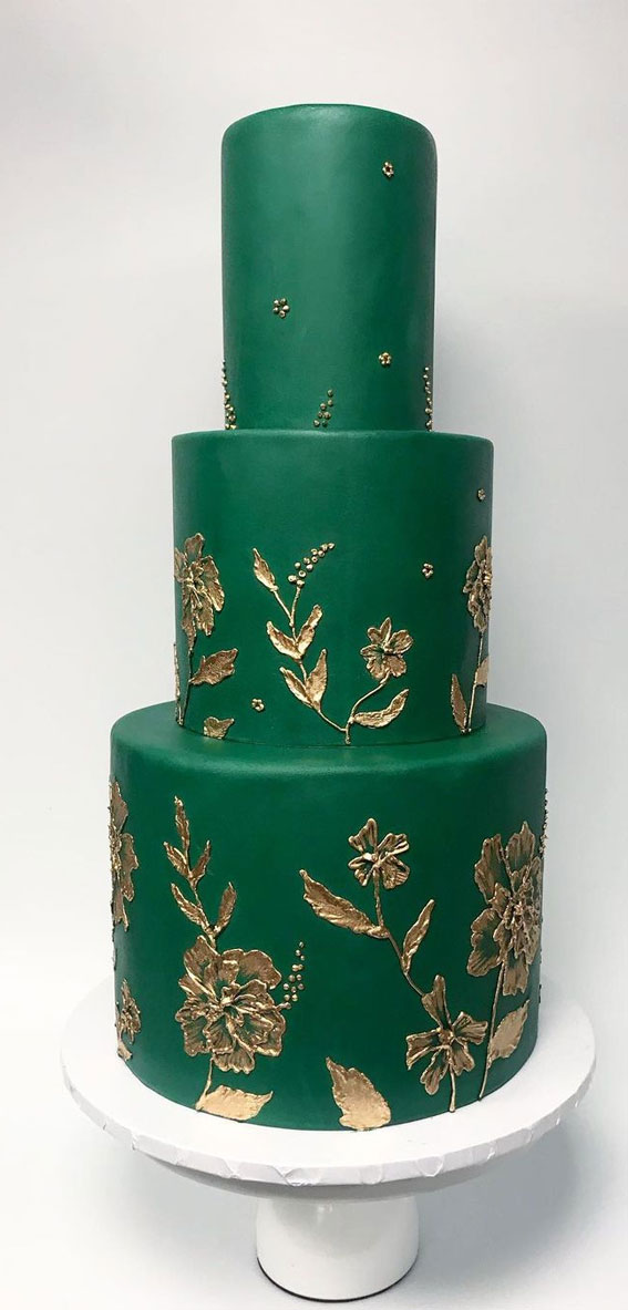 jewel tone wedding cake, emerald green wedding cake, emerald green and gold wedding cakes, autumn wedding cake, winter wedding cake #weddingcake #weddingcakes