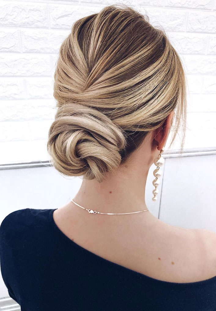 Gorgeous wedding updo hairstyles perfect for ceremony and reception - Classic Elegant bridal hairstyle ,wedding hairstyles #weddinghair #hairstyles #updo #bridalhair #promhairstyle #texturedupdo #messyupdo