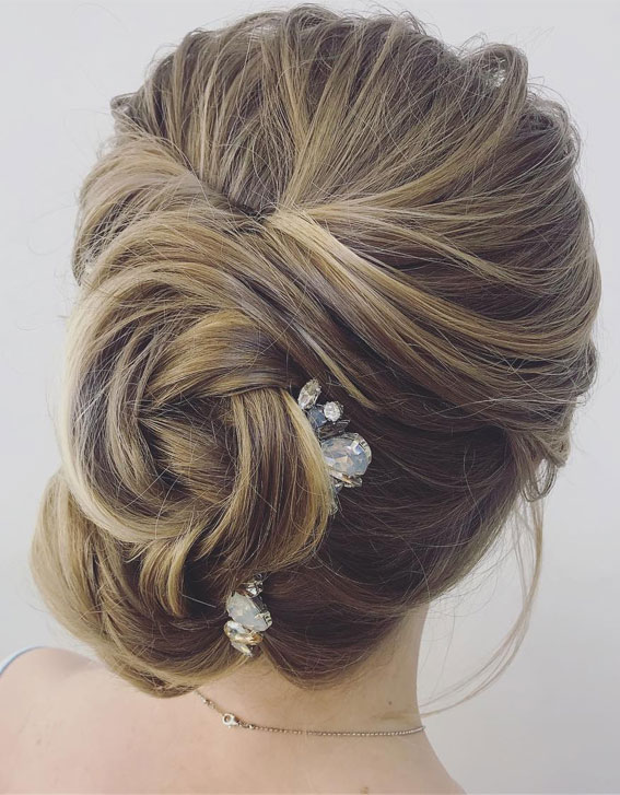 Gorgeous wedding updo hairstyles perfect for ceremony and reception - Classic Elegant wedding hairstyle ,bridal hairstyles #weddinghair #hairstyles #updo #bridalhair #promhairstyle #texturedupdo #messyupdo