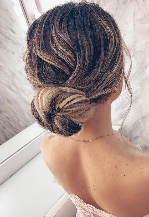 Gorgeous wedding updo hairstyles perfect for ceremony and reception - Classic Elegant wedding hairstyle ,bridal hairstyles #weddinghair #hairstyles #updo #bridalhair #promhairstyle #texturedupdo #messyupdo