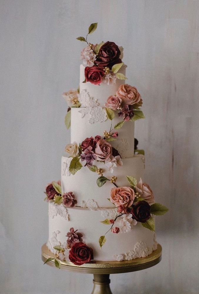 22 Beautiful wedding cakes to inspire you : Wedding cake with red and pink roses