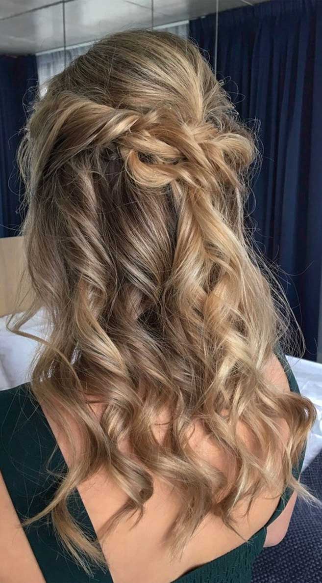 Partial updo bridal hairstyle - Half up half down wedding hairstyles #weddinghair #bridalhair #weddinghairideas #bride #weddinghairstyles #updo #partialupdo #hairstyles