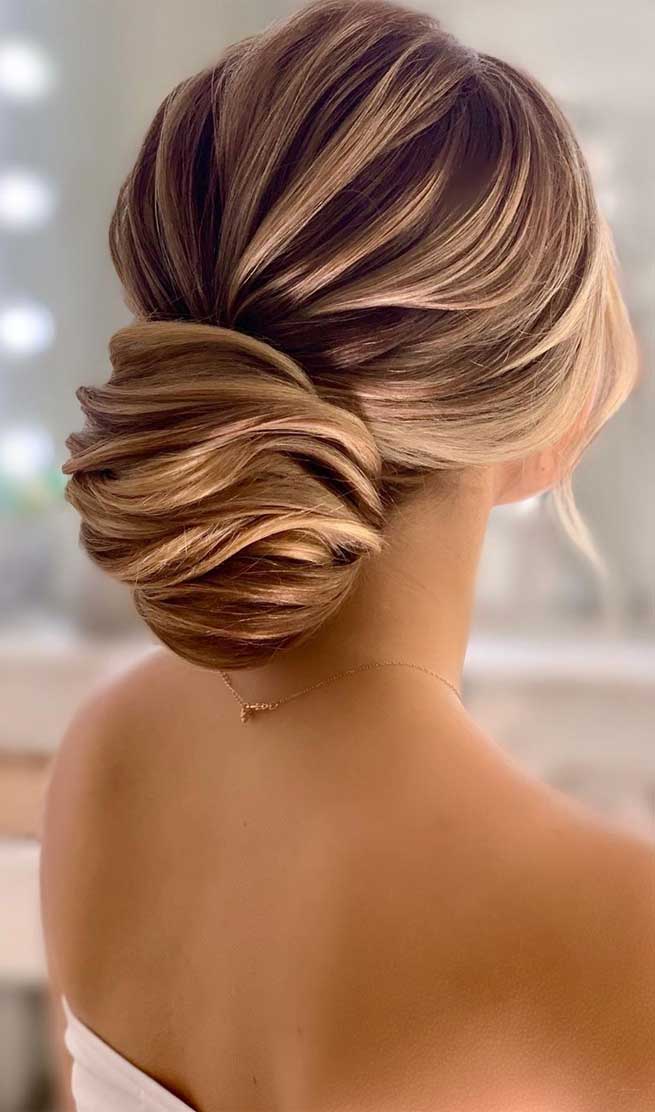 bridal updos , best wedding hairstyles updo, wedding updos black hair, wedding updos with braids, romantic wedding updos, wedding updos with braids , messy updo hairstyle ,hairstyles for medium length hair, messy updo for wedding, best wedding hairstyles 2019 #weddinghairstyles #bridalupdo #hairstyles