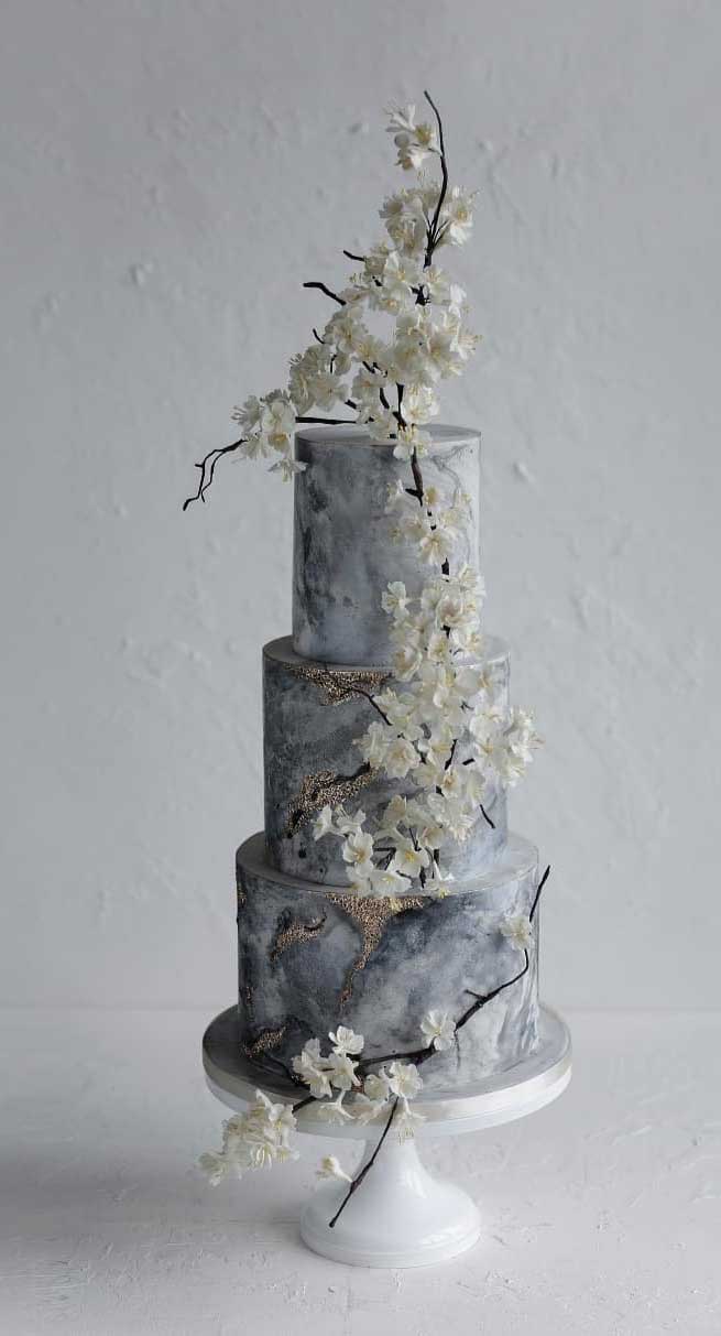 moody three tier elegant wedding cake #weddingcakes