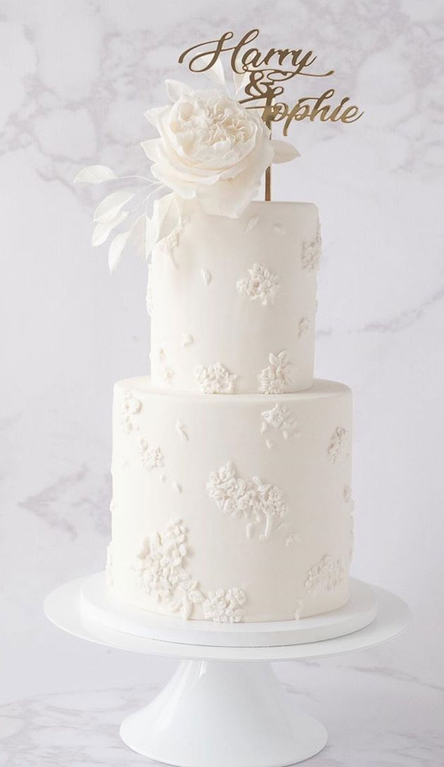white wedding cake, unique wedding cake, pretty wedding cakes #weddingcakes #cakedesigns wedding cakes