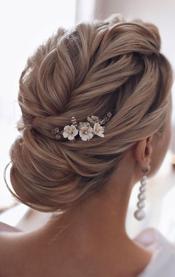 romantic bridal updos, romantic wedding updos, wedding hairstyles, low bun , bridal updo hairstyles #weddinghairstyles #bridalupdo