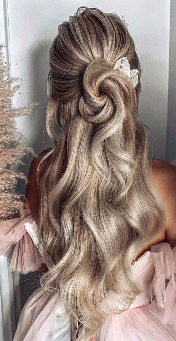 Gorgeous Half up hairstyles – 45 Stylish Ideas : simple textured