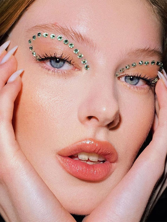Trendy Eye Makeup To Try This Summer 2020 : Crystal studded eyelids