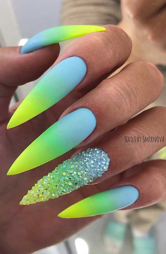 Để giữ cho nail art của bạn luôn đúng trào lưu, hãy thêm bớt màu sắc neon nổi bật vào kiểu móng ombré của bạn. Đây là kiểu móng tay đầy cuốn hút, chào đón mùa hè