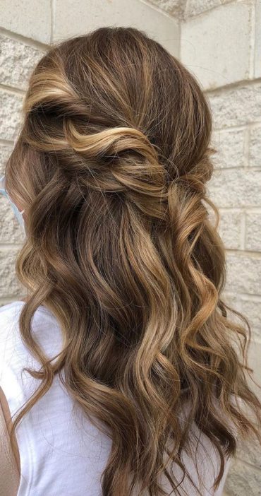 33 Romantic half up half down hairstyles : formal style