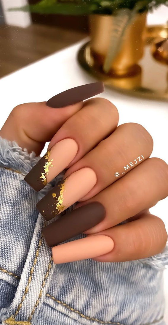40 Beautiful Nail Design Ideas To Wear In Fall : Nude, brown & gold leaf