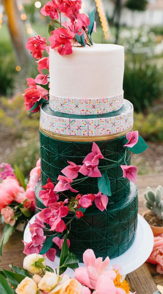 green wedding cake, textured wedding cake, wedding cake trends for 2020, wedding cake trends 2020 uk, wedding cake trends 2021, wedding cake ideas, wedding cake styles, cake trends 2020, cake decorating trends 2020 #weddingcaketrends #weddingcakestyles new trend in wedding cakes