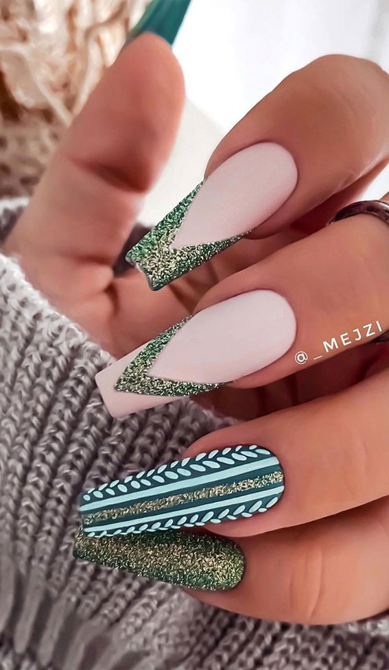 green sweater and glitter nails, mismatched nails, fall nails, mismatched fall nail art #fallnails #nailart #autumnnails autumn nail ideas