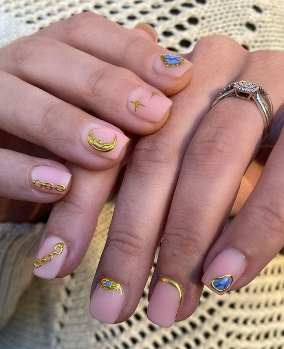 gold abstract nails, boho nails, sun and moon nails #nailart #summernails #nailideas #nailart
