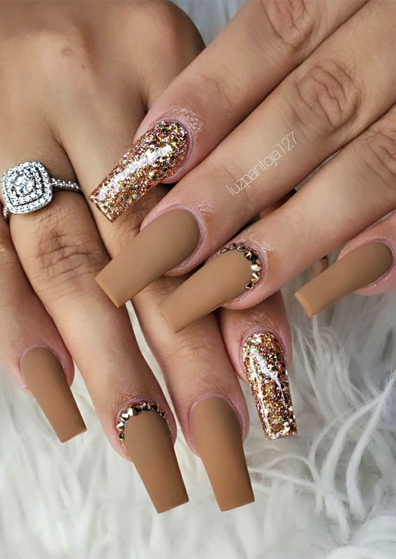 mismatched fall nail look, elegant fall nails, nude and gold glitter nails, autumn nail look, autumn nail ideas, pumpkin brown and gold nails #nails #fallnails #autumnnails