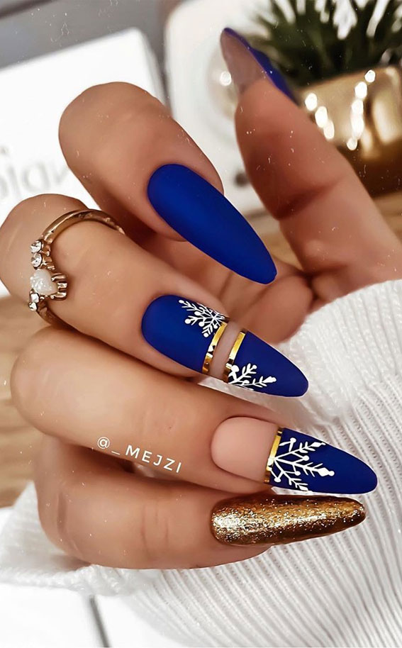 royal blue winter nails, royal blue and gold snowflake nails, snowflake nails, navy blue christmas nails, navy blue festive nails, winter nails, navy blue and gold winter nails, festive nails, festive nails 2020, festive nails designs 2020