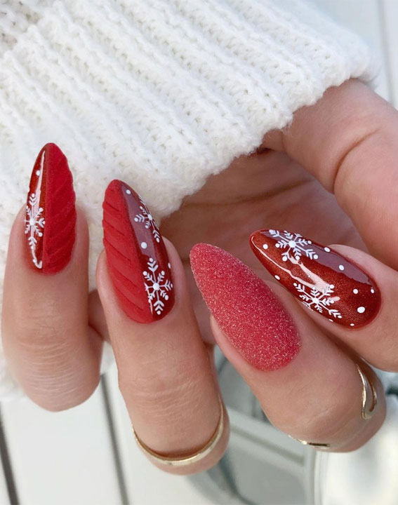 red christmas nails, red festive nails, red winter nails, red nails with snowflake #winternails #christmasnails #snowflakenails