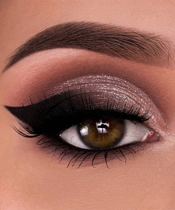 glittery and black winged makeup look, brown smokey eyeshadow, eye makeup for hazel eyes, gold makeup look, eye makeup looks, best eye makeup looks, neutral eyemakeup looks, natural makeup, evening makeup , eye makeup ideas 2020, gold glitter eye makeup looks, glitter eye makeup #eyemakeup #eyeshadowlook