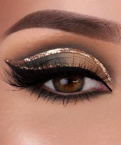 65 Pretty Eye Makeup Looks : smokey & glittery gold liner