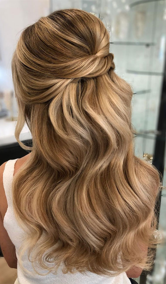 half up half down hairstyle, half up wedding hair, half up half down wedding hair, wedding hairstyles, hair down wedding, half up bridal hairstyles #halfuphairstyle