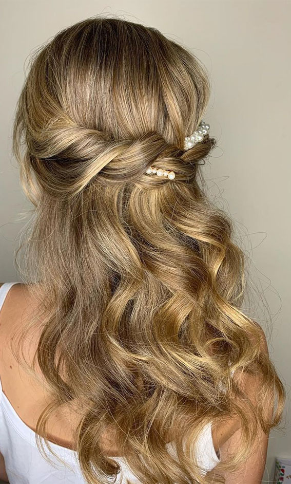 27 Effortlessly Stylish Half-tie Hairstyles We Spotted on Real brides |  Curly hair styles, Gorgeous hair, Indian bridal hairstyles