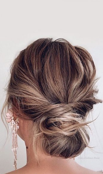 54 Cute Updo Hairstyles That Are Trendy for 2021 : Signature bun