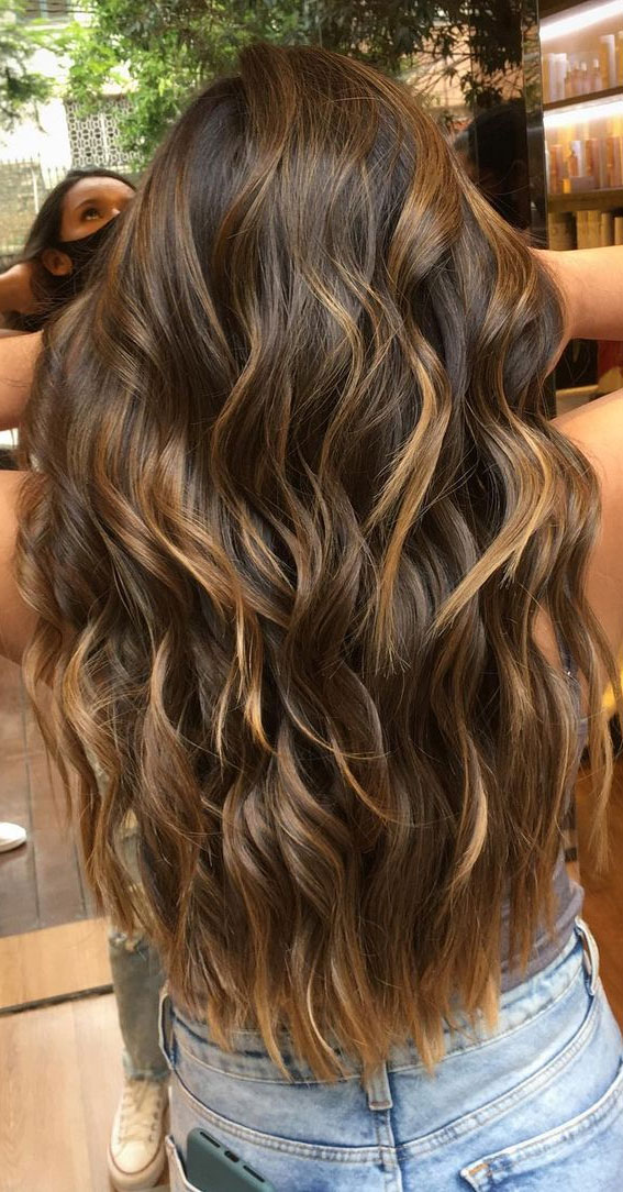 brunette hair color ideas, brown hair with highlights, brown hair , brunette hair, brown hair color ideas, brunette balayage, hair color, fall hair color ideas #fallhaircolor #haircolor #balayage