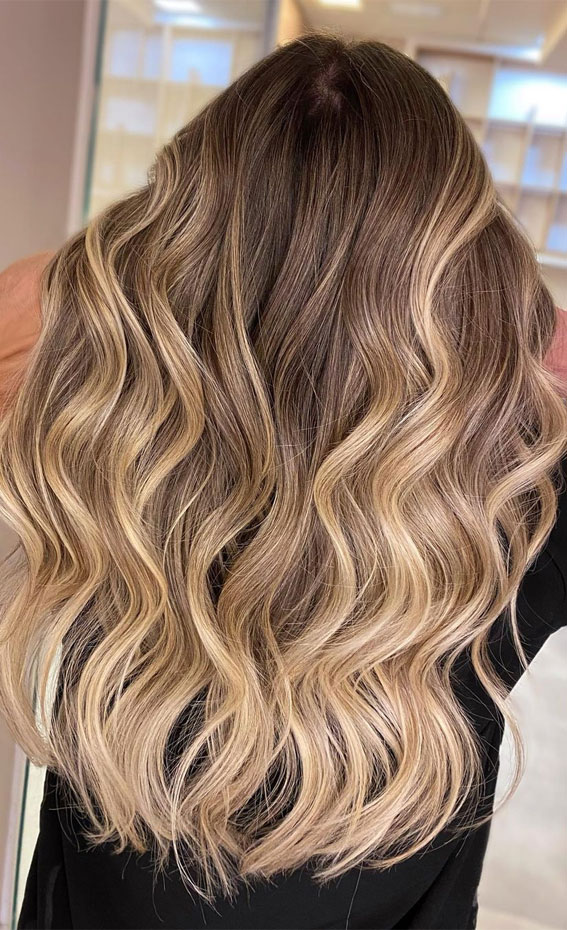 caramel hair color, hair color with highlights, hair color trends 2021 , 2021 hair trends, hair colours 2021, hair color 2021, 2021 blonde hair color trends, hair color trends 2020, winter 2021 hair color trends, winter hair colors 2021