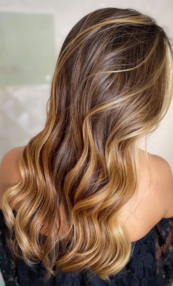 Gorgeous Hair Colour Trends For 2021 : Mix of honey & caramel