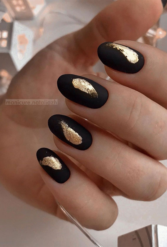 black and gold nails, matte black nails, black nail art ideas, simple black nails, abstract black and gold nails, minimalist nail ideas