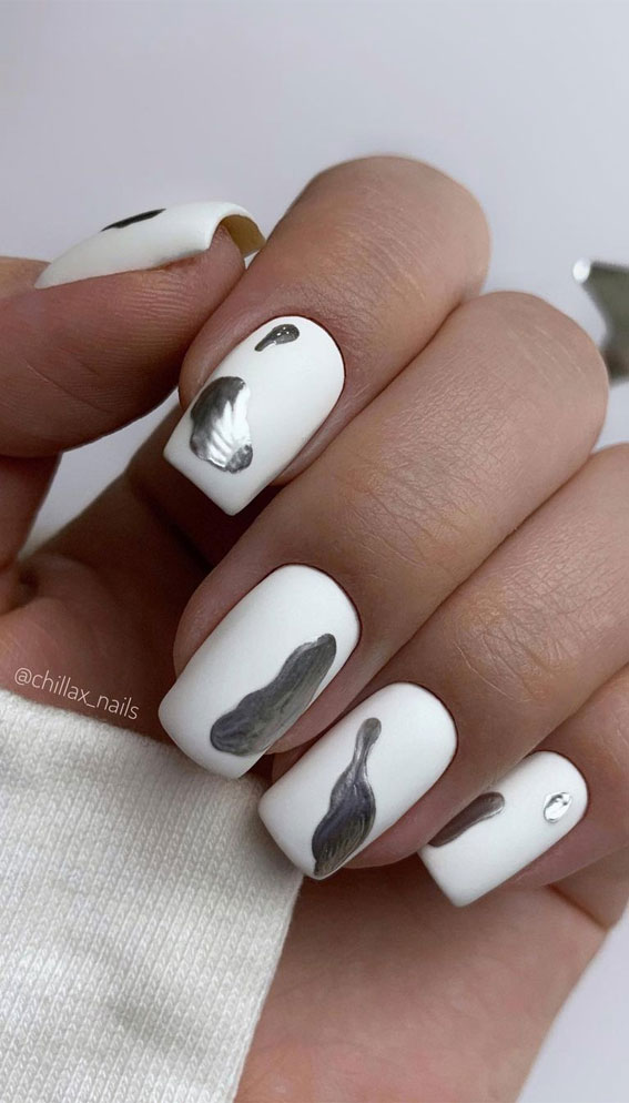 Cute spring nails that will never go out of style : Silver and white nails