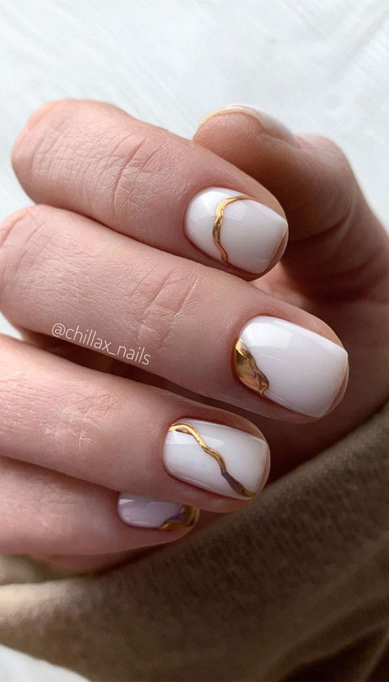 Cute spring nails that will never go out of style : Gold and white simple abstract nails