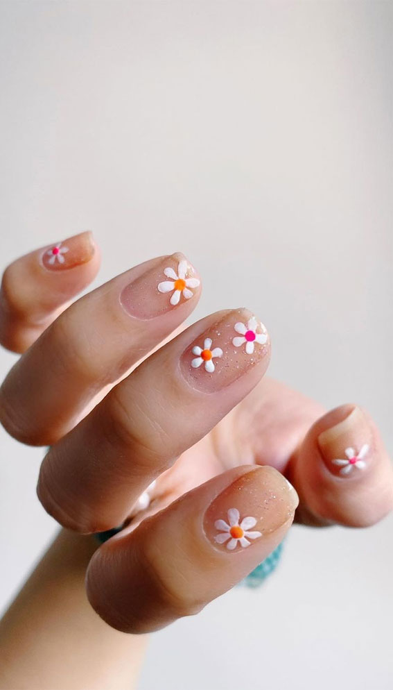 natural nails with daisy, daisy nails , spring nails ,daisy nail art, painted daisy nail art designs, short nails 2021, short nail art designs, hand painted short nails