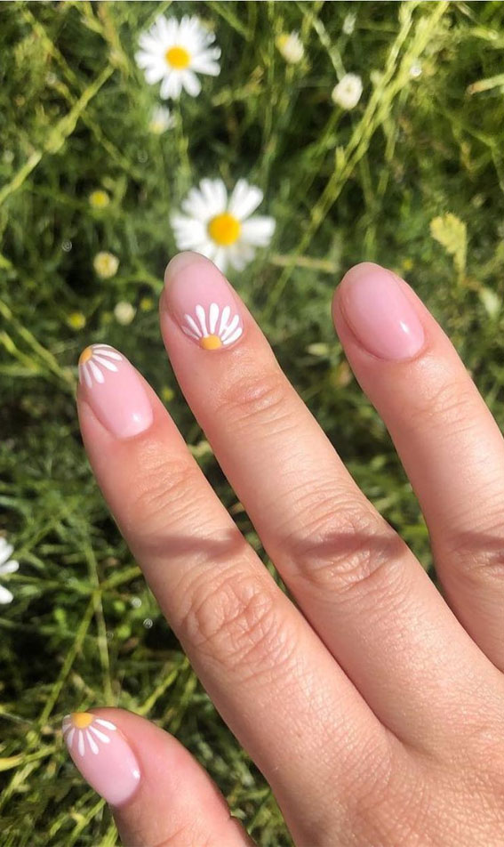 Stylish Ways To Rock Spring Nails : 20. Daisy nail art design