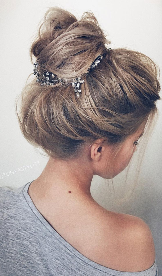 Updo Hairstyles For Your Stylish Looks In 2021 : Textured top knot