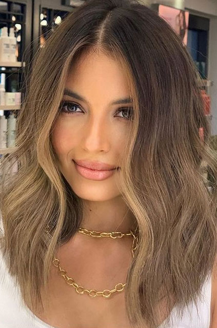 brown with blonde highlights, hair color with highlights, brown hair, caramel hair color, hair color trends, hair color for brunettes , fall hair color ideas, hair color ideas #haircolor #haircolorideas