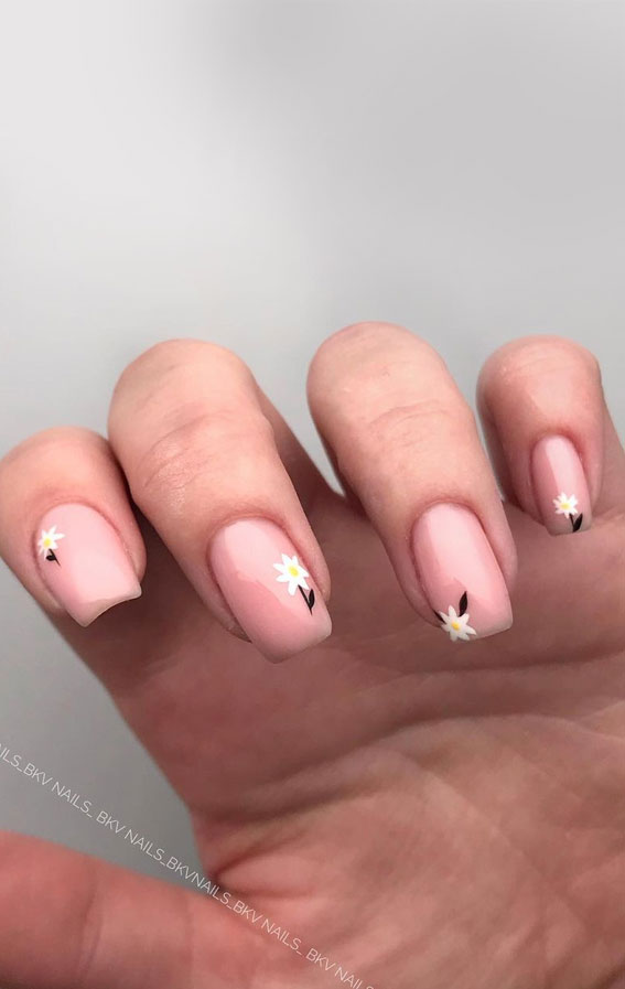 Cute Spring Nails That Will Never Go Out Of Style : Nude pink and daisy nails