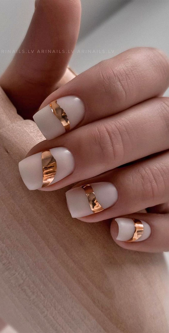 Cute Spring Nails That Will Never Go Out Of Style : Simple nude and gold metallic nails