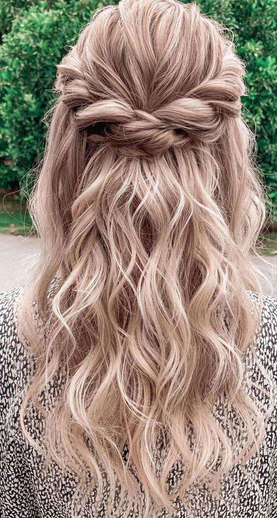 trendy half up, easy half up half down, everyday hairstyle, textured half up half down hairstyle, half up wedding hair, half up half down wedding hair, wedding hairstyles, hair down wedding, half up bridal hairstyles #halfuphairstyle