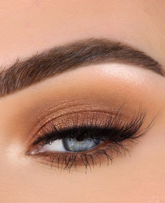 Best Eye Makeup Looks For 2021 : Shimmery neutral Ritzy Eyeshadow Palette